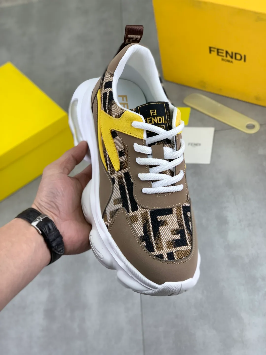 Men's men's shoes P440 new (FENDI Fendi) classic and most popular little monster style, loafers, slip-on casual shoes! Compared with the old models, they are more fashionable and eye-catching, making the already funny shoes more vivid. Like a hedgehog, do you have a little monster this year? A must-have for fashionistas! Upper: Made of high-grade cow suede, sheepskin lining, the highest version on the market, and an online outsole! 38-44 4️⃣colors available